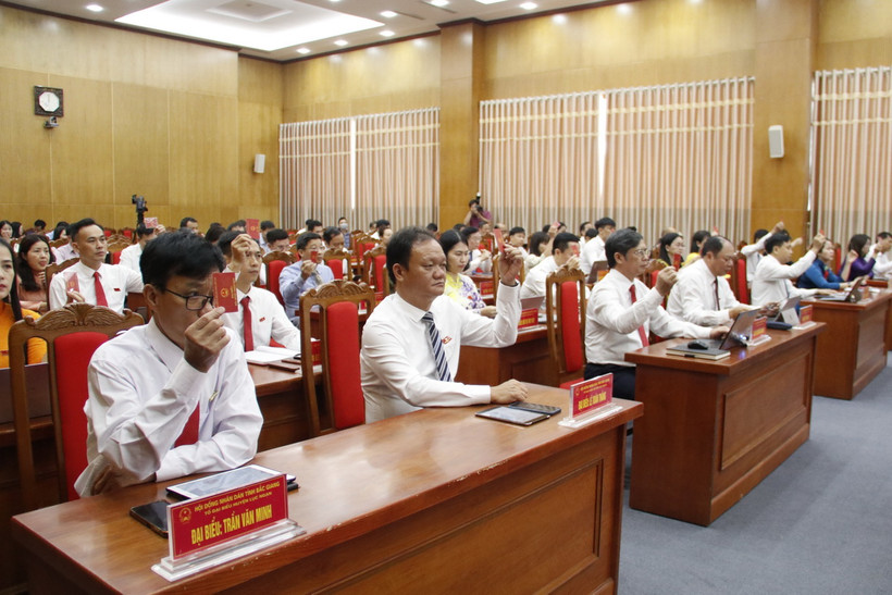 Đại biểu biểu quyết thông qua nghị quyết về công tác cán bộ. (Ảnh: TTXVN)