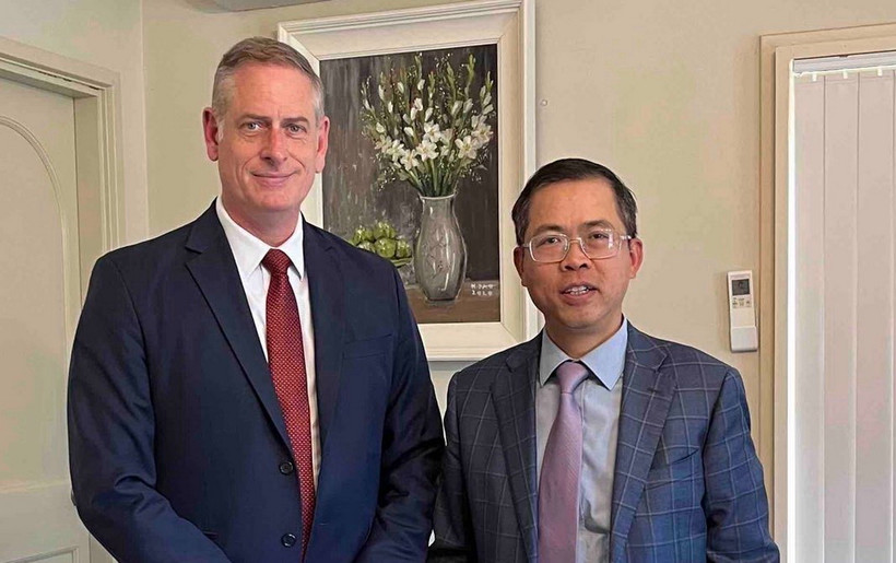 Đại sứ Phạm Hùng Tâm và ông Simon White tại buổi tiếp. (Ảnh: TTXVN phát)