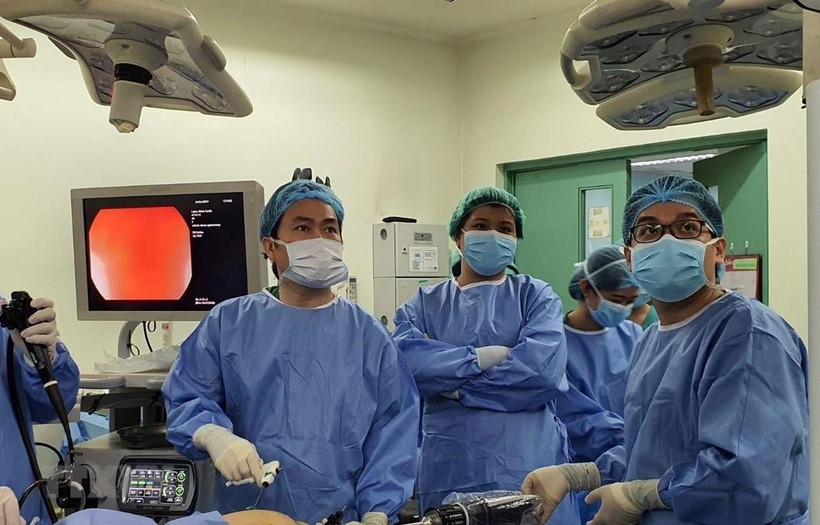 Bác sỹ Bệnh viện Bình Dân Thành phố Hồ Chí Minh thực hiện phẫu thuật bằng robot. (Ảnh: TTXVN phá)