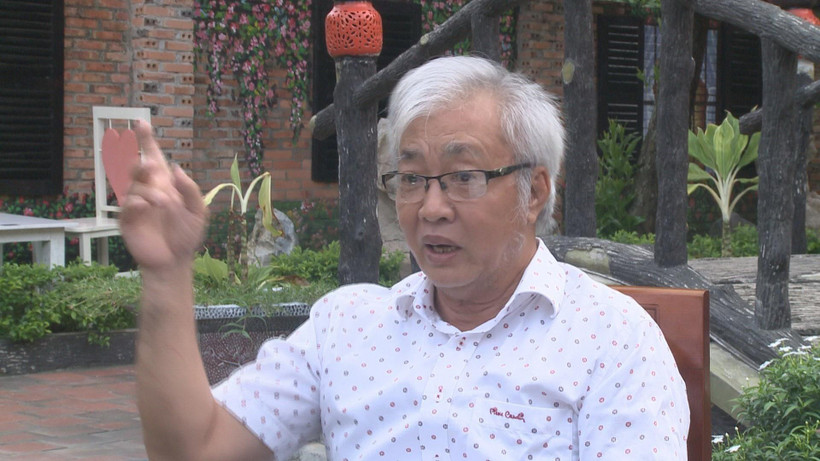 Ông Nguyễn Đức Trường kể về giai đoạn năm 1969-1971 từng làm điện báo viên của Phân xã T.10 thuộc Thông tấn xã Giải phóng. (Ảnh: Dương Chí Tưởng/TTXVN)