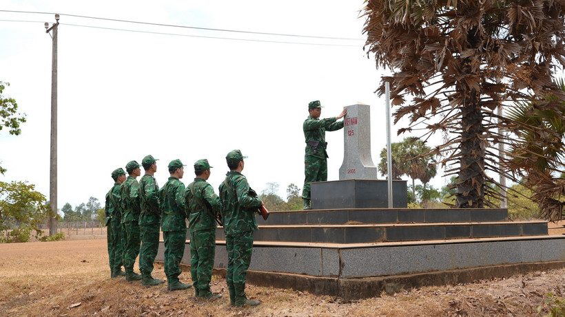 Cán bộ chiến sỹ Đồn biên phòng Tân Phú (Bộ đội Biên phòng tỉnh Tây Ninh) kiểm tra hiện trạng cột mốc giới quốc gia. (Ảnh: Minh Phú/TTXVN)