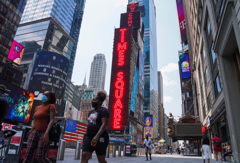 Người dân đeo khẩu trang phòng lây nhiễm COVID-19 tại New York, Mỹ, ngày 9/8/2020. (Ảnh: THX/TTXVN)