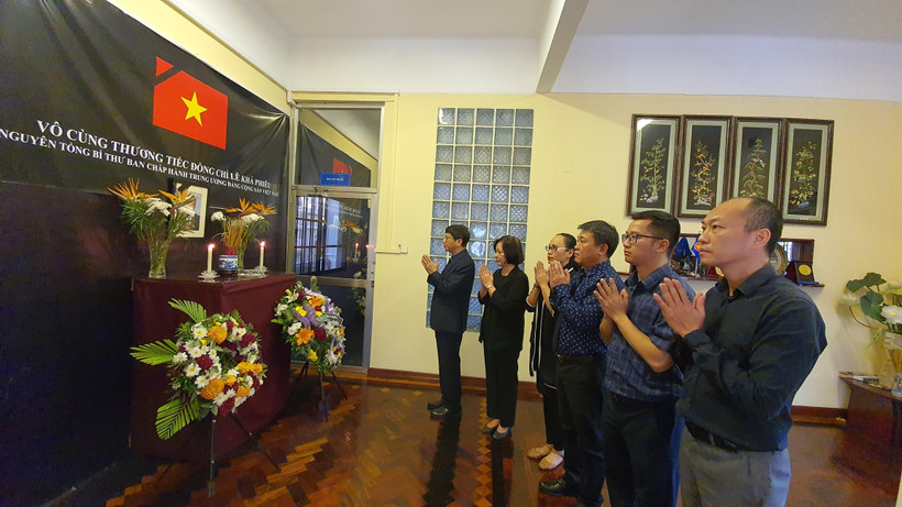 Đại sứ Lê Huy Hoàng và toàn thể cán bộ Đại sứ quán Việt Nam tại Mozambique viếng nguyên Tổng Bí thư Lê Khả Phiêu. (Ảnh: Đình Lượng/TTXVN)