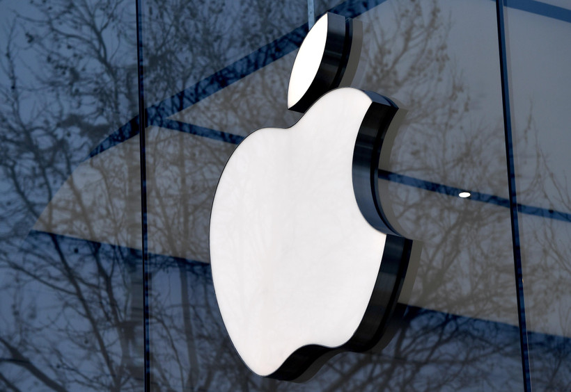 Biểu tượng của tập đoàn công nghệ Apple tại một cửa hàng ở Brussels, Bỉ. (Ảnh: AFP/TTXVN)