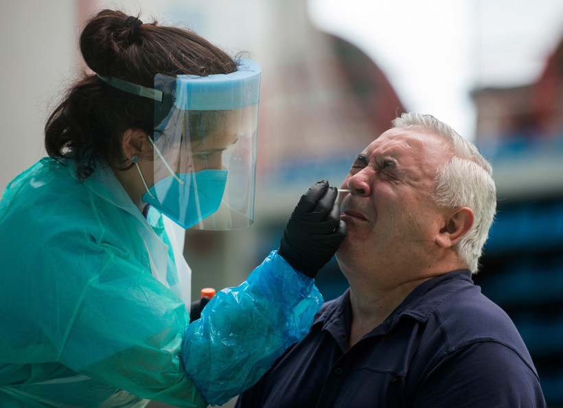 Nhân viên y tế lấy mẫu dịch xét nghiệm COVID-19 cho người dân tại Getaria, Tây Ban Nha ngày 8/7/2020. (Ảnh: AFP/TTXVN)