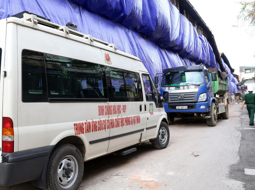 Xe xử lý môi trường của các cơ quan chức năng tại khu vực xảy ra đám cháy tại Công ty Rạng Đông. (Ảnh: Huy Hùng - TTXVN)