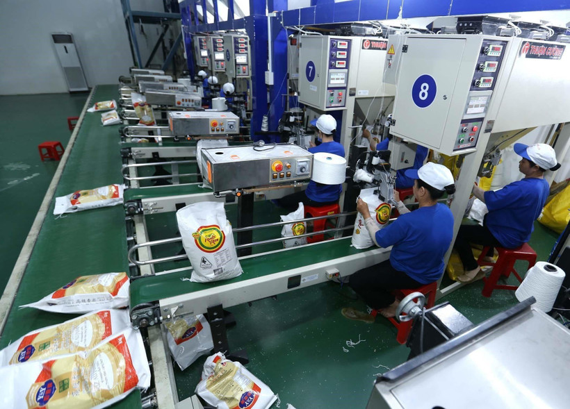 Đóng bao xuất khẩu gạo sang thị trường Nhật Bản, Trung Đông, Malaysia, Australia và Trung Quốc. (Ảnh: Vũ Sinh/TTXVN)