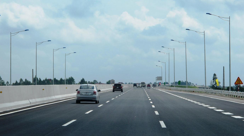 Phương tiện lưu thông trên một đoạn tuyến cao tốc. (Ảnh: Việt Hùng/Vietnam+)