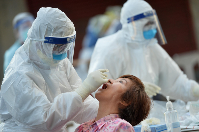 Nhân viên y tế lấy mẫu xét nghiệm COVId-19 tại tỉnh Samut Sakhon, Thái Lan. (Ảnh: THX/TTXVN)