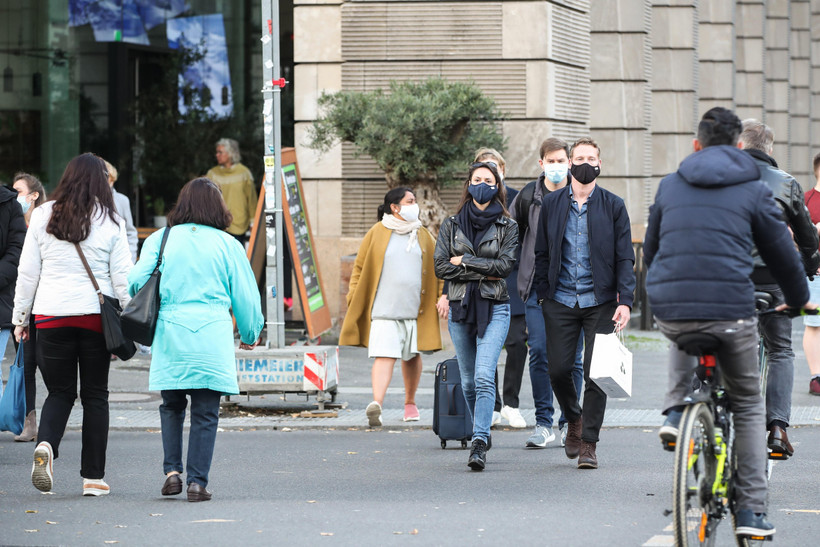 Người dân đeo khẩu trang phòng lây nhiễm COVID-19 tại Berlin, Đức. (Ảnh: THX/ TTXVN)