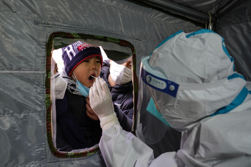 Một điểm xét nghiệm COVID-19 tại Bắc Kinh, Trung Quốc, ngày 26/1/2021. (Ảnh: THX/TTXVN)