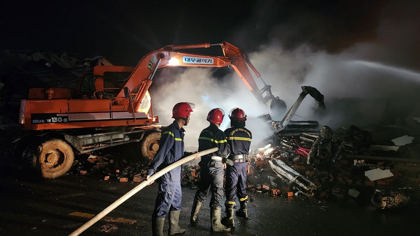 Lực lượng phòng cháy chữa cháy tỉnh Bình Dương tham gia chữa cháy tại nhà xưởng cho thuê tại Khu công nghiệp Nam Tân Uyên. (Ảnh: TTXVN phát)