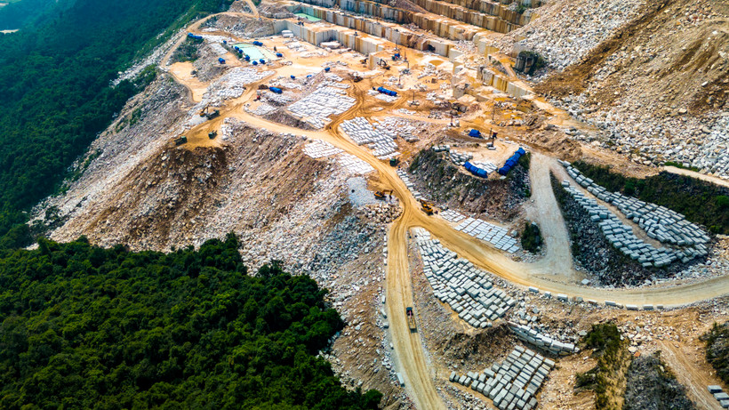 Hoạt động khai thác đá tại huyện Lục Yên, tỉnh Yên Bái. (Ảnh: Hoài Nam/Vietnam+)