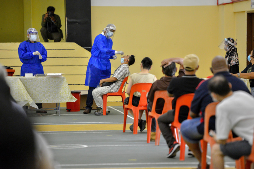 Nhân viên y tế lấy mẫu dịch xét nghiệm COVID-19 cho người dân tại Petaling Jaya, Malaysia, ngày 18/1/2021. (Ảnh: THX/TTXVN)