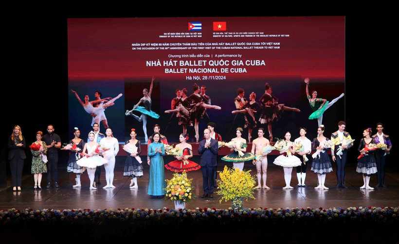 Thứ trưởng Bộ Văn hóa, Thể thao và Du lịch Trịnh Thị Thủy và Đại sứ chỉ định Cộng hòa Cuba tại Việt Nam Rogelio Polanco Fuentes tặng hoa Đoàn nghệ sỹ Nhà hát Ballet Quốc gia Cuba. (Ảnh: An Đăng/TTXVN)
