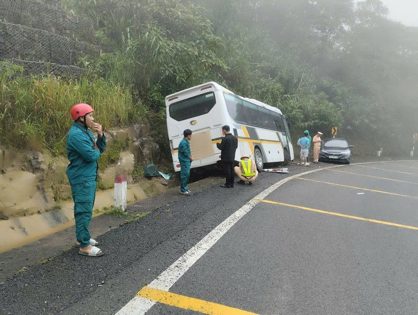 Các cơ quan chức địa phương huyện Khánh Vĩnh kiểm tra, bảo vệ hiện trường sau khi đưa các nạn nhân đi bệnh viện điều trị. (Ảnh: TTXVN phát)