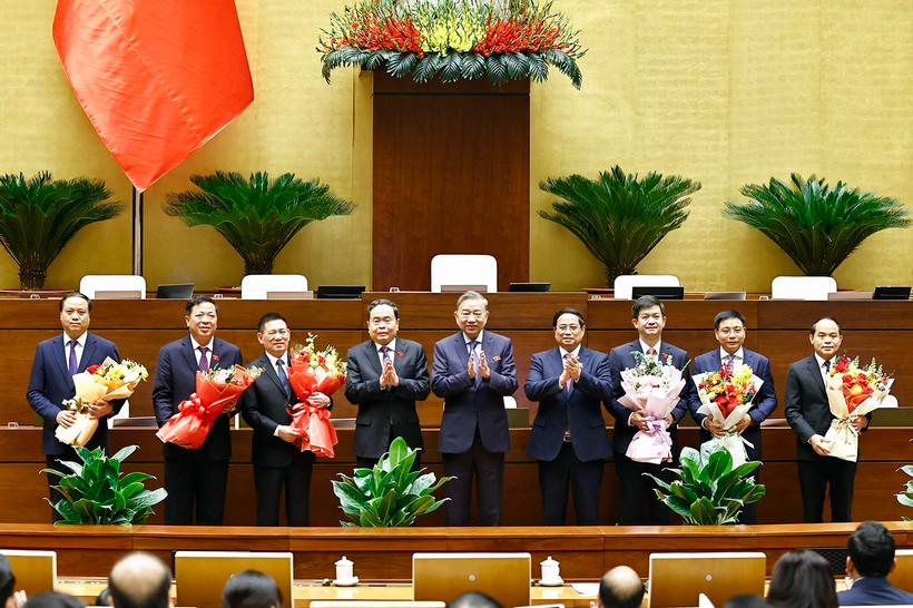 Tổng Bí thư Tô Lâm, Thủ tướng Phạm Minh Chính, Chủ tịch Quốc hội Trần Thanh Mẫn chúc mừng các nhân sự được bầu, phê chuẩn bổ nhiệm. (Ảnh: Doãn Tấn/TTXVN)