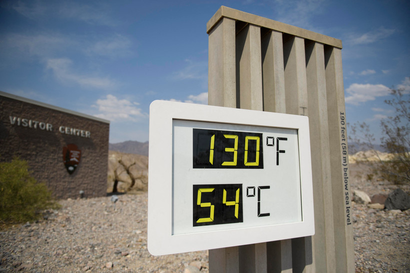 Nhiệt độ ngoài trời lên đến 54 độ C tại Furnace Creek, bang California, Mỹ ngày 17/6/2021. (Ảnh: AFP/TTXVN)