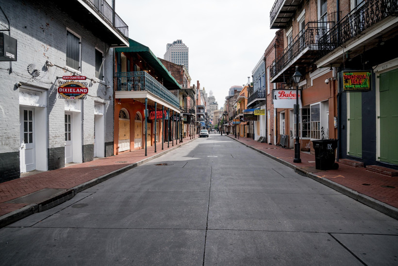 Các cửa hàng đóng cửa do dịch COVID-19 tại New Orleans, bang Louisiana, Mỹ ngày 23/4/2020. (Ảnh: AFP/TTXVN)