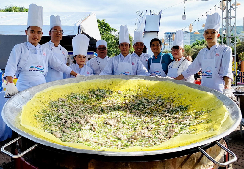 Đổ bánh xèo khổng lồ từ nhân cá ngừ đại dương. (Ảnh: Lê Phước Ngọc/TTXVN)