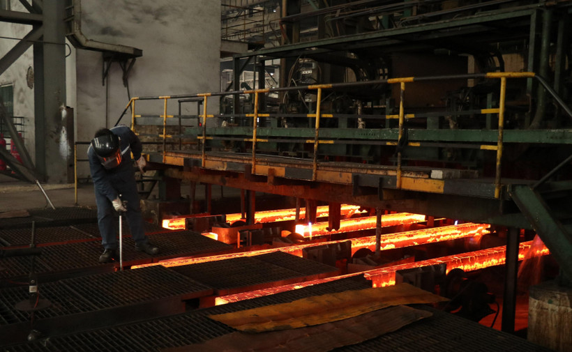 Hoạt động sản xuất tại Nhà máy thép Việt-Trung. (Ảnh: Quốc Khánh/TTXVN)