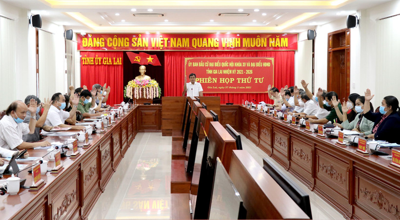 Các đại biểu dự họp biểu quyết thống nhất ban hành Nghị quyết của Ủy ban bầu cử tỉnh Gia Lai về việc công bố danh sách những người trúng cử đại biểu HĐND tỉnh Gia Lai khóa XII, nhiệm kỳ 2021-2026. (Ảnh: Quang Thái/TTXVN)