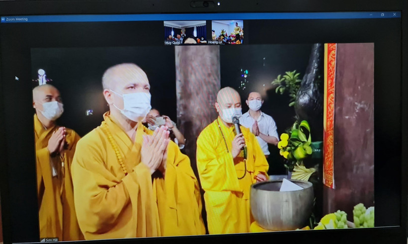 Thượng tọa Thích Đồng Huệ, Ủy viên Hội đồng Trị sự, Chủ tịch Hội Phật giáo Việt Nam tại Mozambique tiến hành nghi lễ cầu an qua hình thức trực tuyến cho cộng đồng người Việt tại Mozambique, Angola và các nước khu vực phía Nam châu Phi. (Ảnh: Hồng Minh/TTX