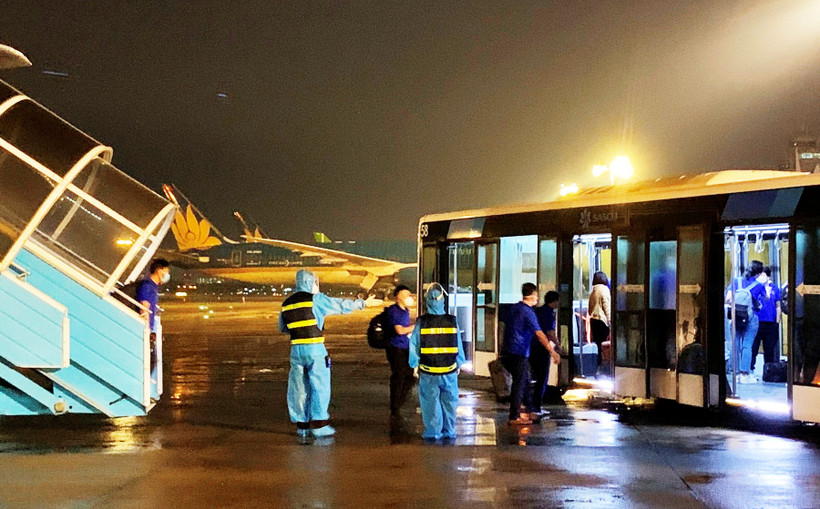 Tàu bay của hãng hàng không Vietnam Airlines vận chuyển các y bác sỹ hạ cánh tại sân bay Tân Sơn Nhất. (Ảnh: CTV/Vietnam+)