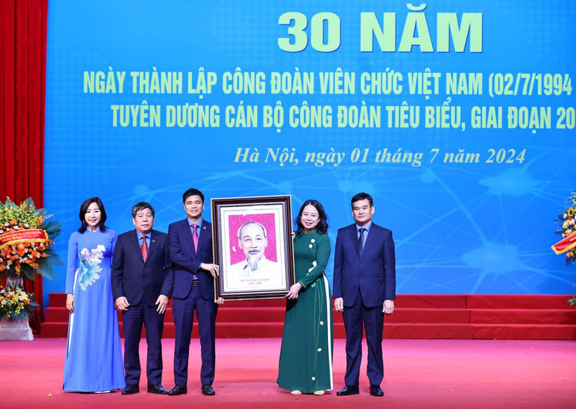 Phó Chủ tịch nước Võ Thị Ánh Xuân tặng bức ảnh chân dung Bác Hồ cho Công đoàn Viên chức Việt Nam. (Ảnh: Minh Đức/TTXVN)