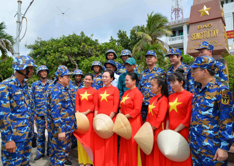 Tư lệnh Hải quân (thứ 3 bên trái sang) và đại biểu đoàn công tác thăm hỏi, động viên quân và dân đảo Song Tử Tây. (Ảnh: TTXVN phát)