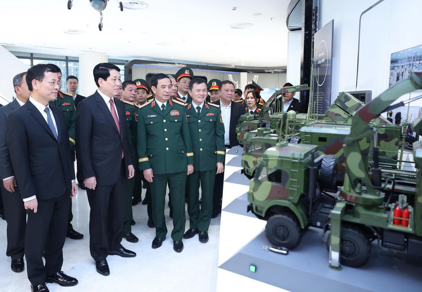 Chủ tịch nước Lương Cường với các đại biểu tham quan trưng bày về công nghệ của Viettel. (Ảnh: Lâm Khánh/TTXVN)