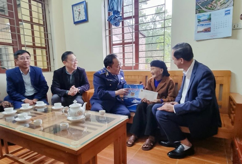 Thiếu tướng Trần Văn Hậu, Chính ủy Vùng Cảnh sát biển 1 thăm, tặng quà Mẹ Việt Nam anh hùng Hoàng Thị Nghi ở khu 10, phường Thanh Sơn, thành phố Uông Bí. (Ảnh: Hoàng Ngọc/TTXVN)