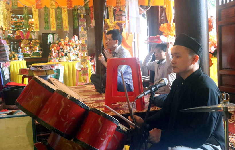 Hoạt động tín ngưỡng tại đại điện đền Chợ Củi. (Ảnh: Công Tường/TTXVN)