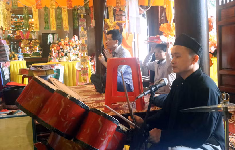 Hoạt động tín ngưỡng tại đại điện đền Chợ Củi. (Ảnh: Công Tường/TTXVN)
