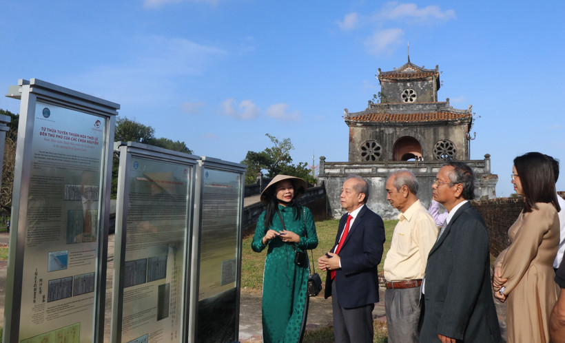 Du khách tham quan triển lãm “Kinh thành Huế - dấu xưa còn lại.” (Ảnh: Mai Trang/TTXVN)