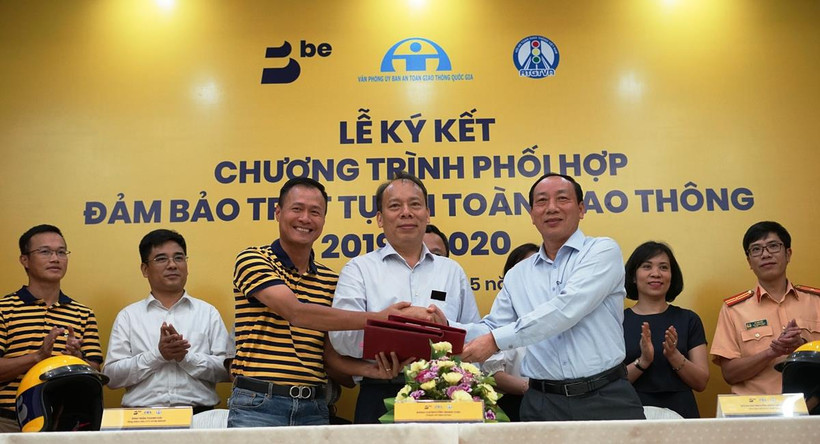 Các đại biểu ký kết Chương trình phối hợp đảm bảo trật tự an toàn giao thông 2019-2020. (Ảnh: Việt Hùng/Vietnam+)