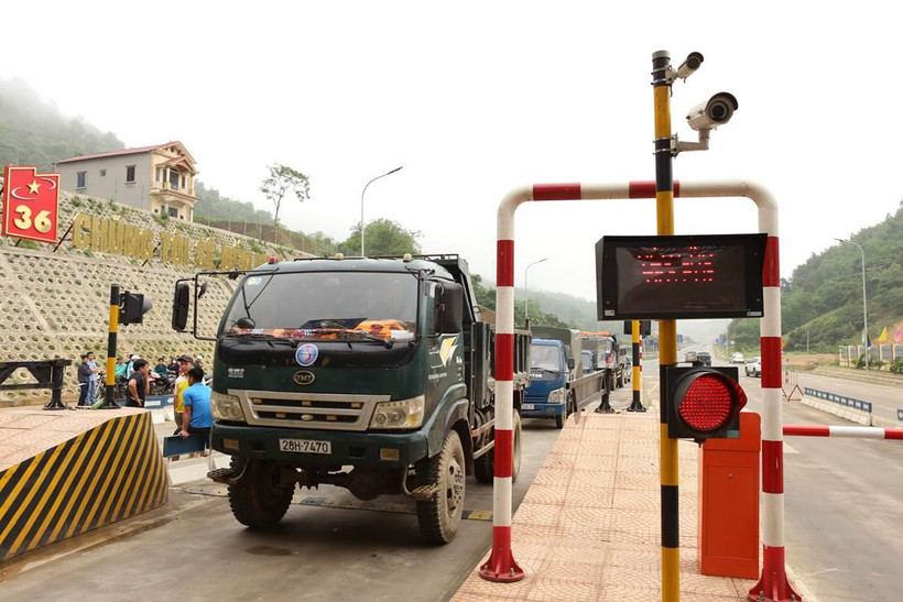 Một số người dân mang phương tiện ra dừng, đỗ ngay tại làn thu phí BOT Hòa Lạc-Hòa Bình gây ách tắc giao thông và nhà đầu tư phải xả trạm. (Ảnh: Việt Hùng/Vietnam+)