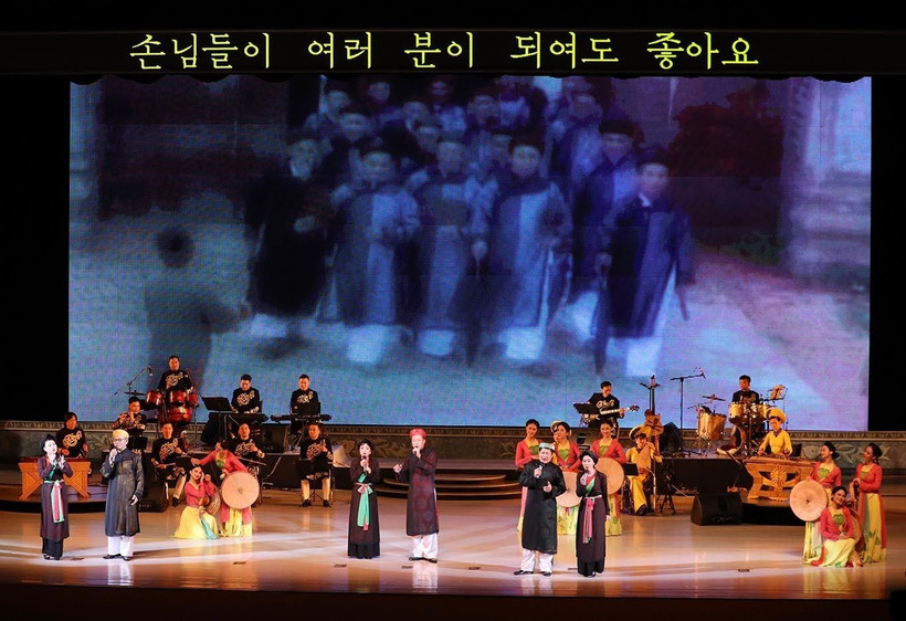 Một tiết mục biểu diễn nghệ thuật trong chương trình. (Ảnh: Phương Hoa/TTXVN)