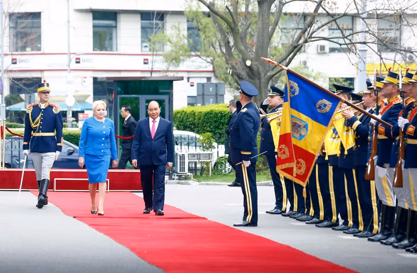 Thủ tướng Nguyễn Xuân Phúc và Thủ tướng Romania Viorica Dancila duyệt đội danh dự. (Ảnh: Thống Nhất/TTXVN)
