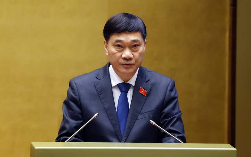 Chủ nhiệm Ủy ban Kinh tế của Quốc hội Vũ Hồng Thanh trình bày Báo cáo thẩm tra dự án Luật sửa đổi, bổ sung một số điều của Luật Quy hoạch, Luật Đầu tư, Luật đầu tư theo phương thức đối tác công tư và Luật Đấu thầu. (Ảnh: Phạm Kiên/TTXVN)