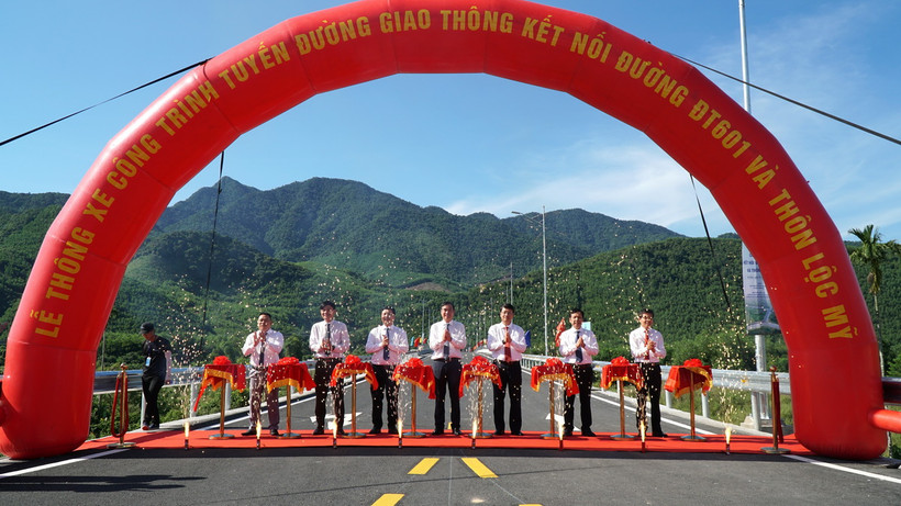 Các lãnh đạo thực hiện nghi thức thông xe cho tuyến đường mới. (Ảnh: Quốc Dũng/TTXVN)