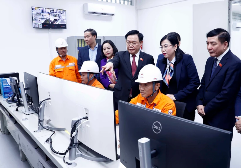 Chủ tịch Quốc hội Vương Đình Huệ thăm hỏi cán bộ, công nhân khu điều hành của Trạm biến áp 110 kV Định Hóa. (Ảnh: An Đăng/TTXVN)