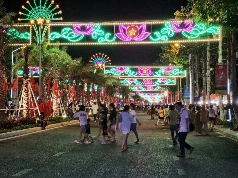 Không gian phố đi bộ về đêm trên đường 16 tháng 4 (thành phố Phan Rang - Tháp Chàm, Ninh Thuận). (Ảnh: Nguyễn Thành/TTXVN)