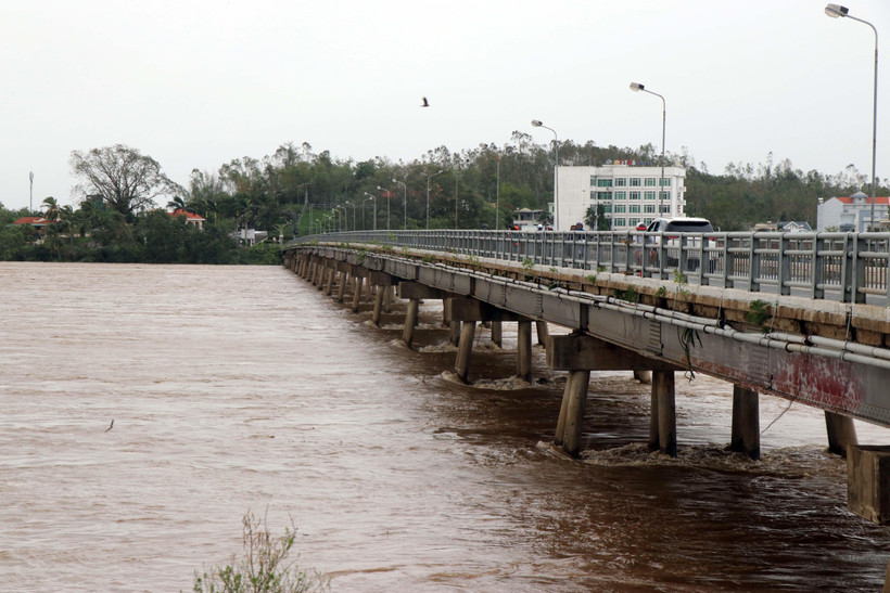 Nước dâng cao ở sông Trà Khúc, đoạn qua thành phố Quảng Ngãi ngày 28/10. (Ảnh: Sỹ Thắng/TTXVN)