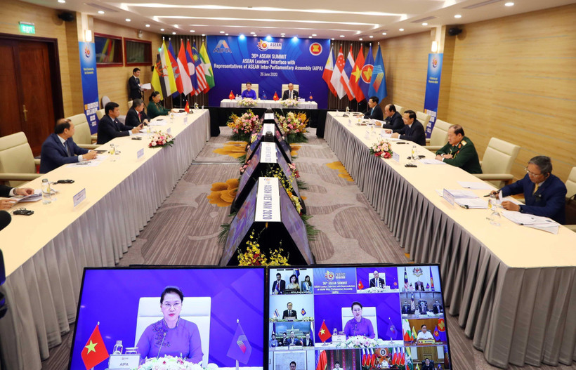 Chiều 26/6/2020, tại Hà Nội, Thủ tướng Nguyễn Xuân Phúc, Chủ tịch ASEAN 2020 và Chủ tịch Quốc hội Nguyễn Thị Kim Ngân, Chủ tịch Hội đồng Liên Nghị viện ASEAN (AIPA) lần thứ 41 chủ trì Đối thoại giữa các Nhà lãnh đạo ASEAN và AIPA dưới hình thức trực tuyến