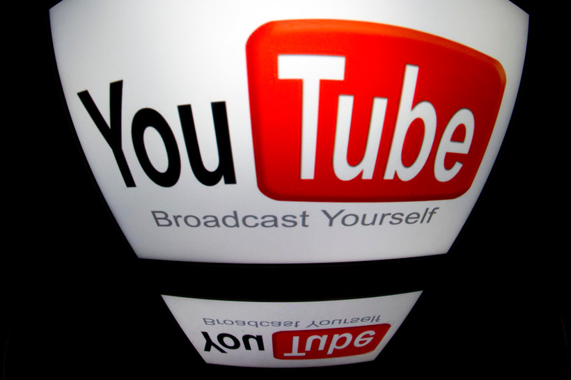 Biểu tượng Youtube trên màn hình máy tính bảng. (Ảnh: AFP/ TTXVN)