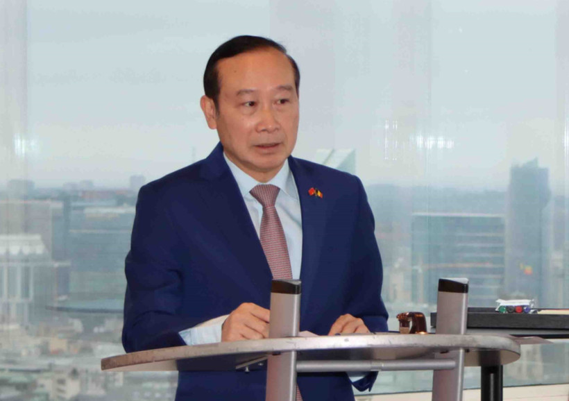 Bí thư Đảng ủy, Đại sứ Việt Nam tại Vương quốc Bỉ Nguyễn Văn Thảo chủ trì buổi sinh hoạt chính trị. (Ảnh: Hương Giang/TTXVN)