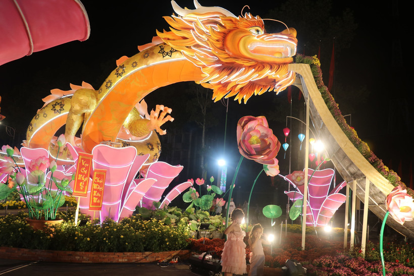 Đồng Tháp: Khai trương Đường Hoa Xuân thành phố Cao Lãnh