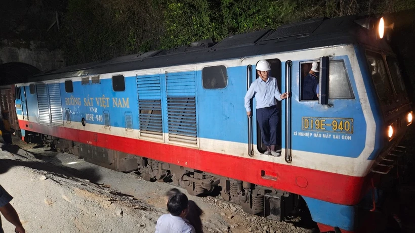 Tàu hàng HH84, kéo 18 toa hàng (847 tấn) đã thông qua Hầm Bãi Gió an toàn sau khi khắc phục xong sự cố sạt lở. (Ảnh: PV/Vietnam+)