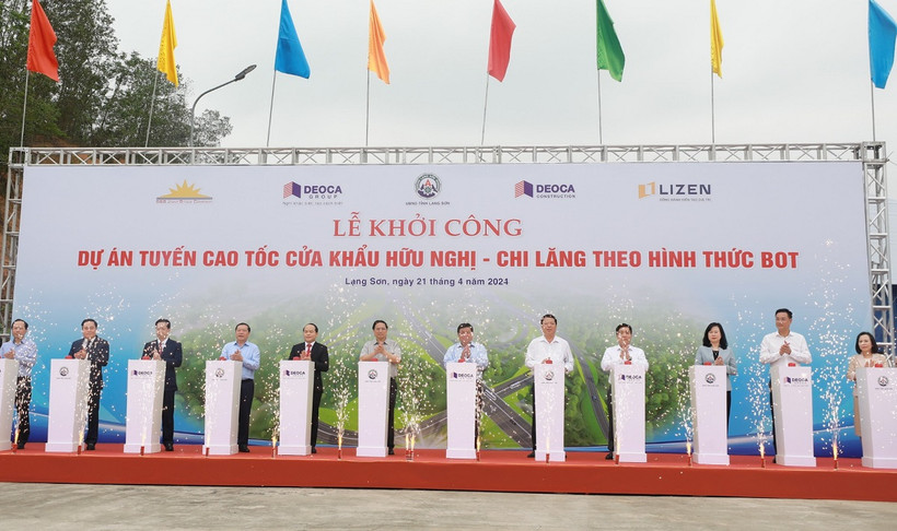 Thủ tướng Chính phủ Phạm Minh Chính và lãnh đạo các bộ ngành, địa phương phát lệnh khởi công Dự án Cao tốc Chi Lăng-Hữu Nghị. (Ảnh: Việt Hùng/Vietnam+)